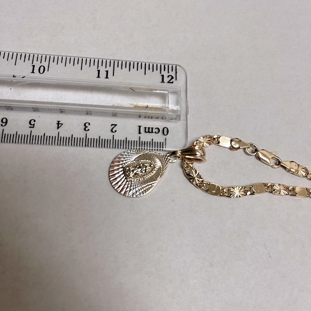 New Laminated gold chain with 24” image of the Virgin of Gudalupe - Picture 7 of 8